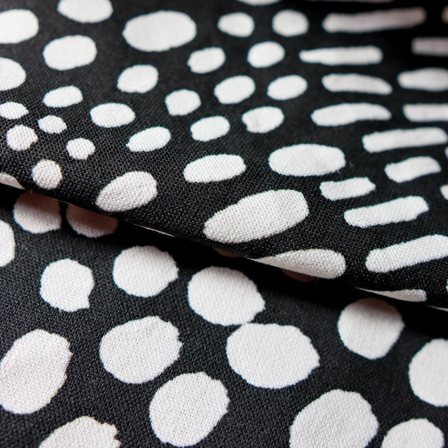 Textile Scratches, White/Black