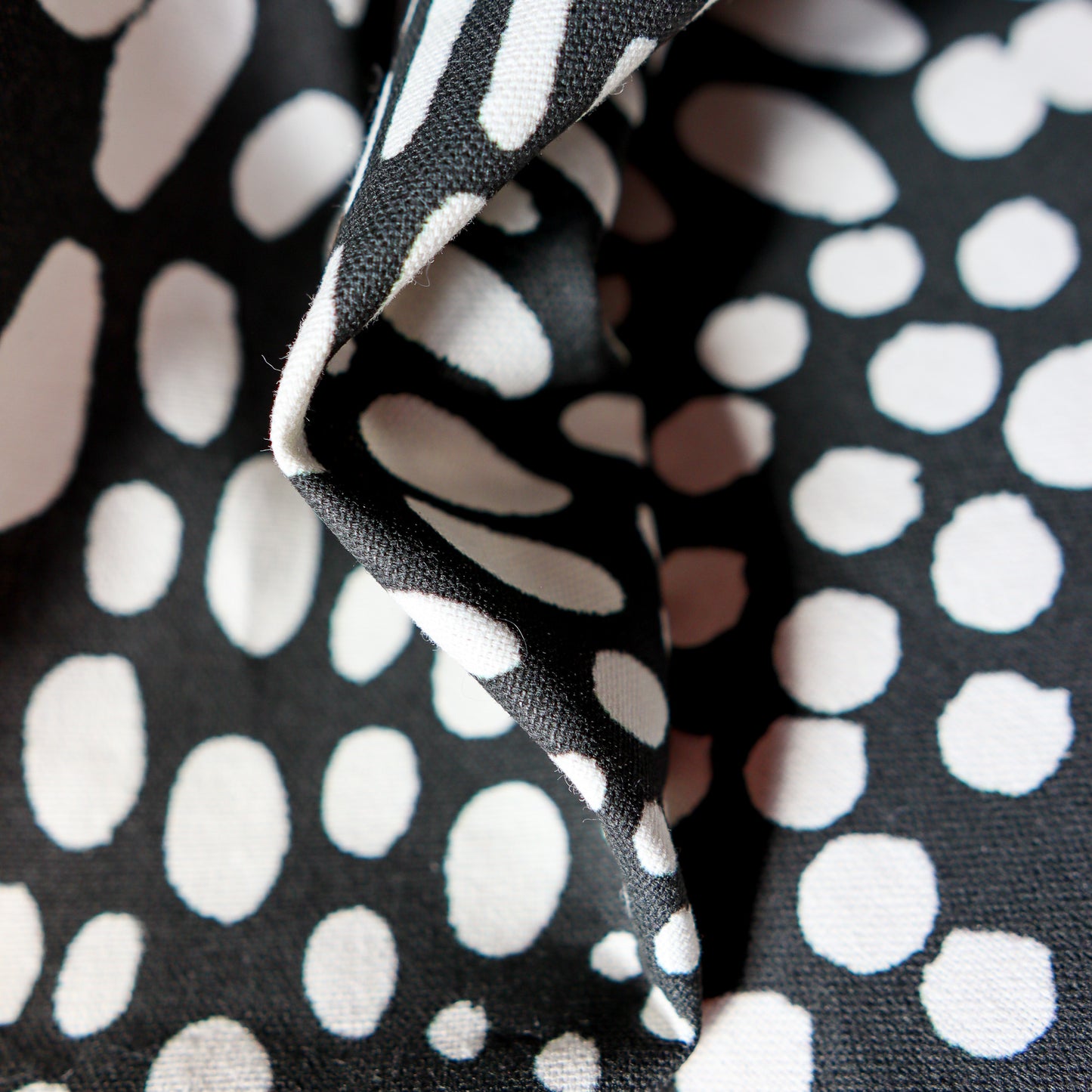 Textile Scratches, White/Black